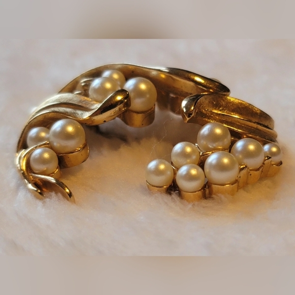 Vintage TRIFARI Gold Tone Faux Pearl Floral Leaf‎ Brooch/Pin - Picture 7 of 12